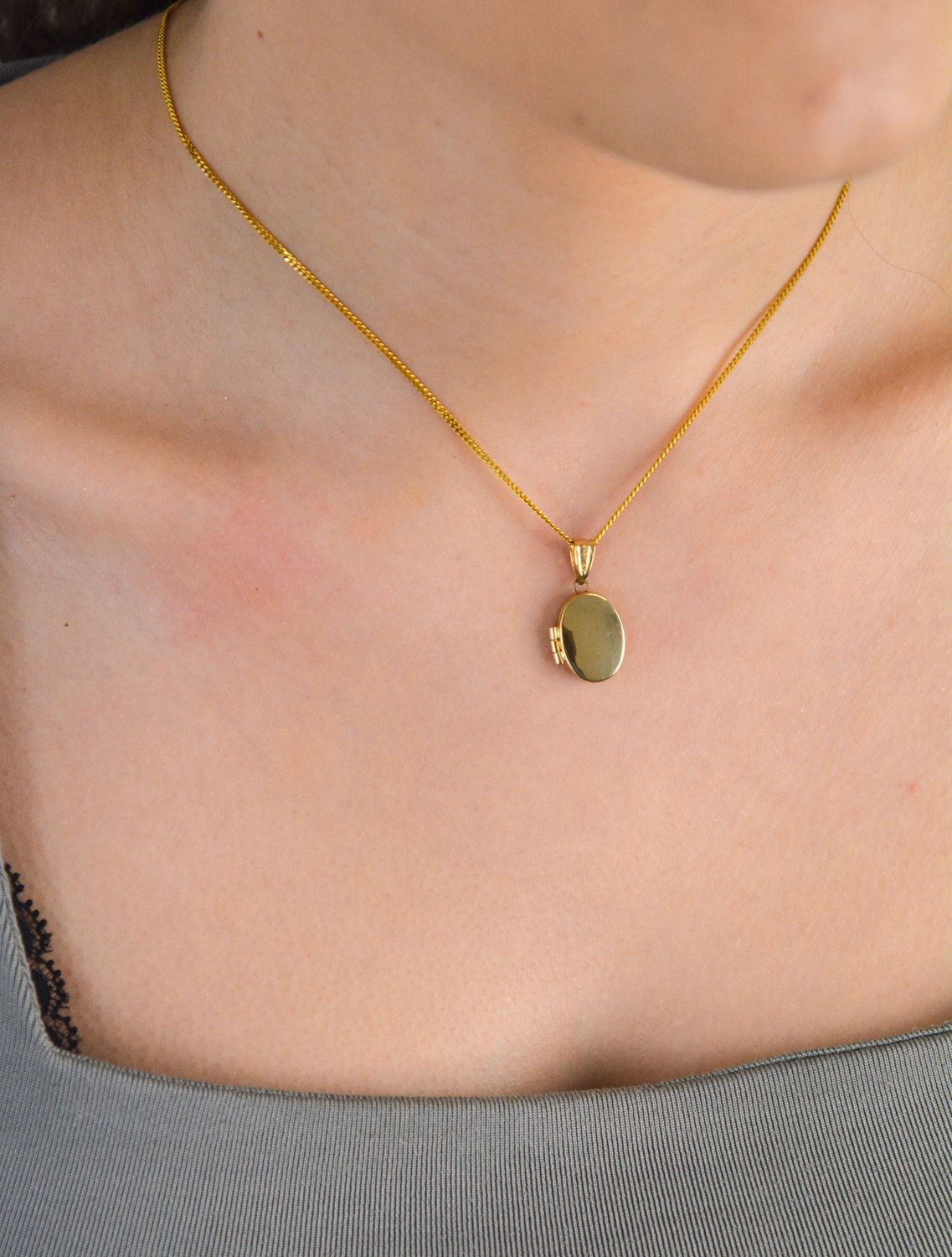 Złota zawieszka próby 375 owalne puzderko z grawerem ZA 1790 375 Złota zawieszka 375 owalne puzderko z grawerem  to klasyczny element biżuterii mogącej pięknie ozdobić każdy kobiecy dekolt.1.jpg